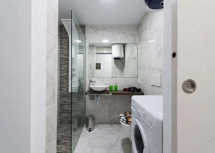 5 Min Walk From Yumbo 208 *