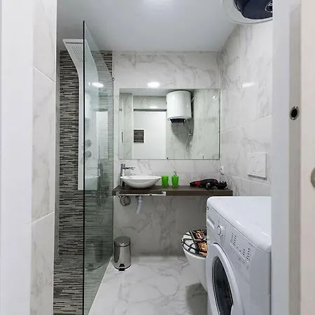 5 Min Walk From Yumbo 208 *