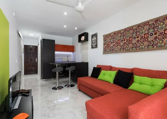 5 Min Walk From Yumbo 208 Апартаменти *