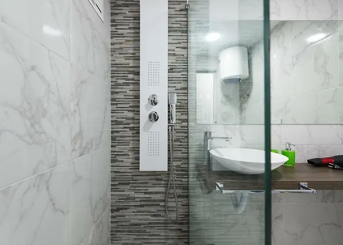 5 Min Walk From Yumbo 208 *