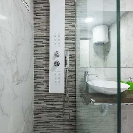 5 Min Walk From Yumbo 208 *