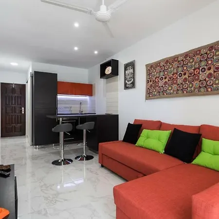 5 Min Walk From Yumbo 208 דירה *